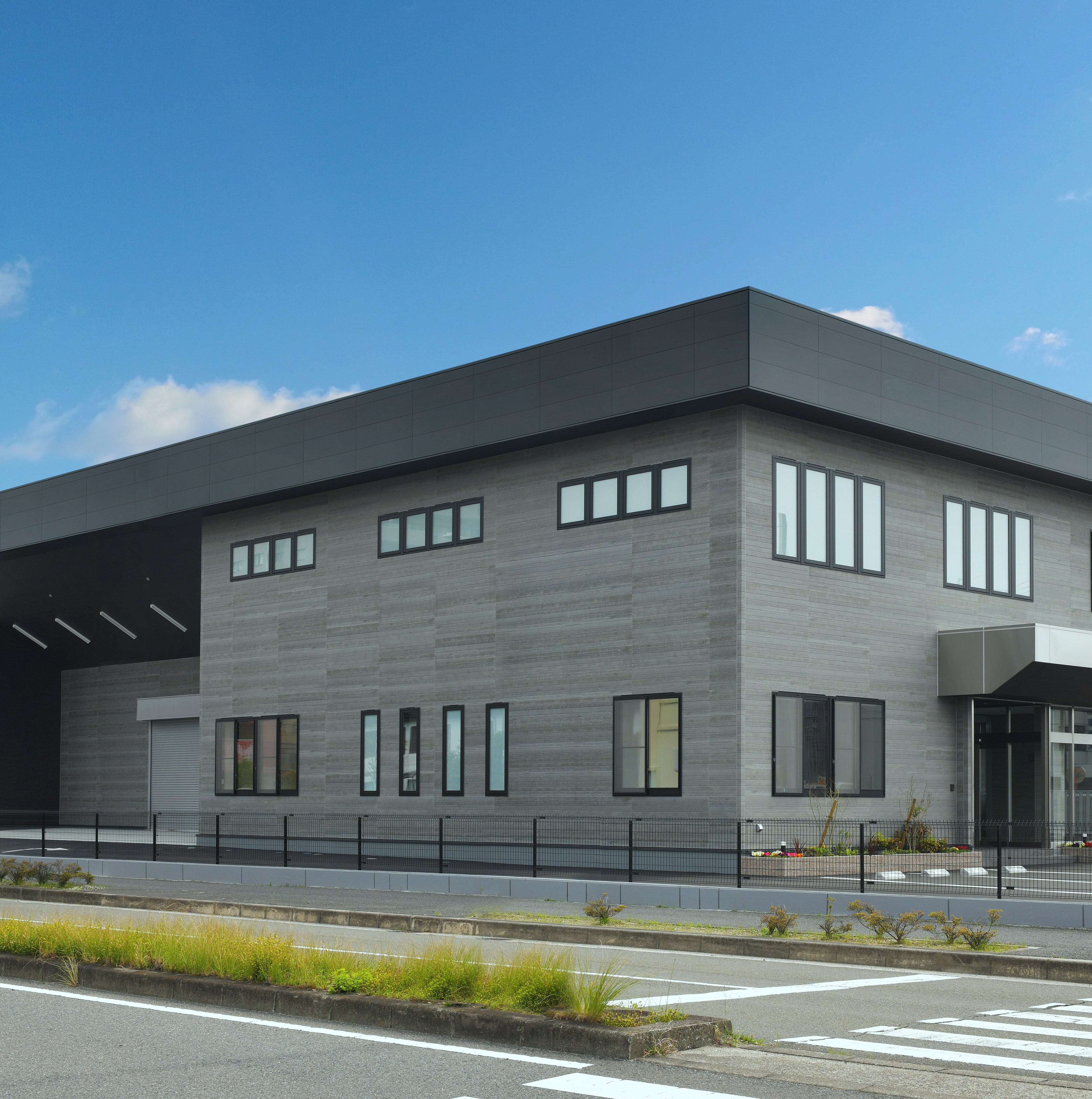 四日市営業所を｢三重県四日市市新正3丁目2番地15｣へ移転しました。